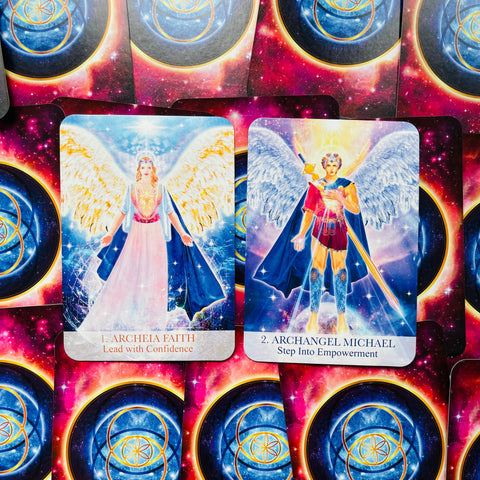Orakulų kortos su angeliškais piešiniais — atverstos dvi kortos (Archeia Faith ir Archangel Michael) ryškiame kosminiame fone