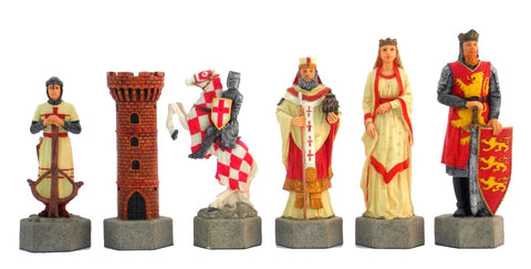 šachmatų figūrėlės: spalvotas viduramžių rinkinys su šešiais skirtingais personažais (bokštas, riteris, karalius, karalienė), detalių išskirtumas