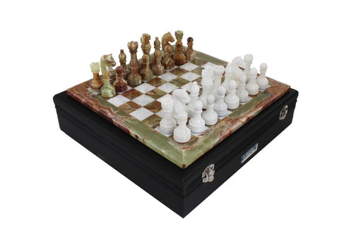 Šachmatų rinkinys iš žalio ir balto onikso ant juodo laikymo dėklo, rodomas iš kampo