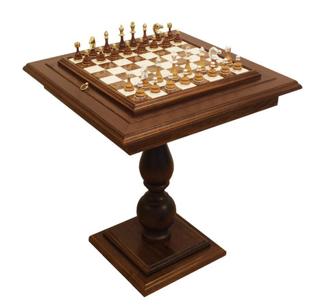 Šachmatų stalas tamsaus ąžuolo su įklijuota šachmatų lenta ir paauksuotomis figūromis ant vieno pjedestalo