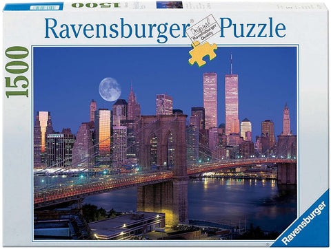 Dėlionė Ravensburger 1500 detalių – Niujorko panorama su Broklynų tiltu, mėnuliu ir Dvyniais bokštais vakarėjant