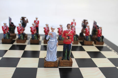 Šachmatų rinkinys su ranka dažytais Viktorijos laikų figūromis, artimas priekinis planas karaliaus ir karalienės