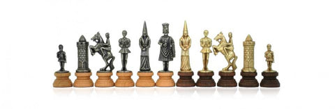 CAMELOT: metalinės/medinės šachmatų figūros. Aukštis: 11cm., diametras: 3,3cm.
