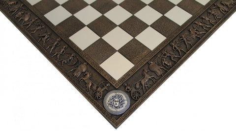 Šachmatų lenta bronzinė, kampo artinys su reljefiniu graikų karių bordiūru ir Medūzos emblema, detalus ornamentas