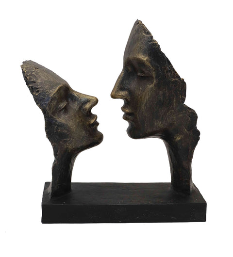 Akis į akį. Išmatavimai: 21x9x26cm.