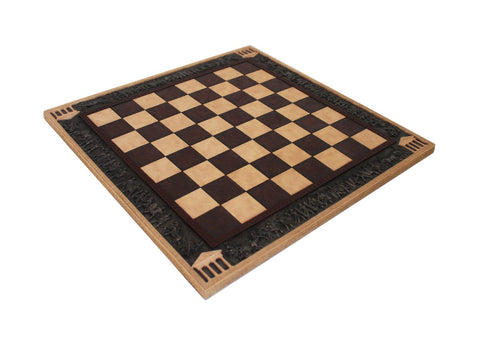 Šachmatų lenta tamsiai ruda ir smėlio langelių su raižytu antikvariniu rėmu ir kampų stulpų motyvais, parodyta iš viršaus