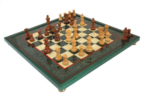 Šachmatų rinkinys su žalia marmuro lenta ir natūralaus medžio šviesiomis bei tamsiomis figūromis, žvelgiant iš kampo