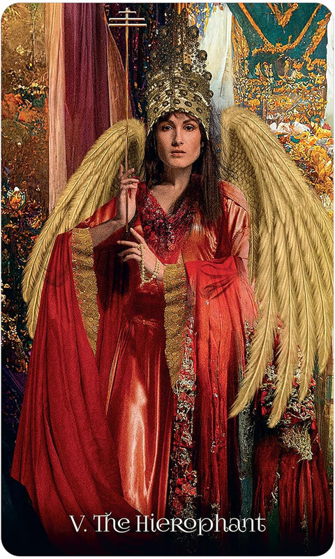 Tarot korta Hierophant, priekinis pilno ilgio portretas su raudona liturgine mantija, auksinėmis sparnų detalėmis ir karūna
