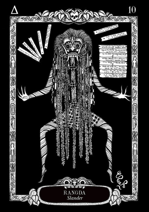 tarot korta Rangda, juodai balta iliustracija su Bali kauke, ilgos pynės ir ornamentuotas rėmas, kortos priekinis variantas
