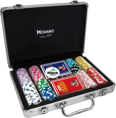Pokerio žetonų rinkinys Modiano aliuminio krepšyje, atidarytas, su kelių spalvų žetonais, dviem kortų kaladėmis ir dealer mygtuku