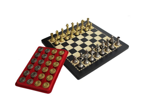 Šachmatai juodoje medinėje lentoje su auksinėmis ir sidabrinėmis metalinėmis figūromis, pridedamas raudonas aksominis dėklas su šaškių žetonais