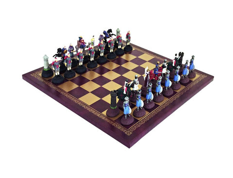 Šachmatai purpurine ir auksine lenta su ranka dažytomis viduramžių figūrėlėmis, kampu parodytas pilnas žaidimo rinkinys