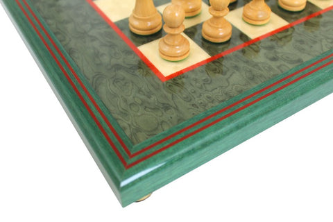 Šachmatų lenta žalias marmurinio rašto rėmas su raudonomis intarpais, poliruotas kampas su medinėmis figūromis
