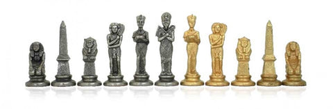 Egiptietiškas šachmatų rinkinys su auksinėmis ir sidabrinėmis metalinėmis figūrėlėmis, stovinčiomis eilėje, detaliai išraižytos istorinio stiliaus versijos