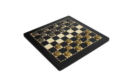 Šaškės medinėje juodo‑aukso lentoje su auksinėmis ir sidabrinėmis figūromis, kampu matomas visas žaidimo rinkinys