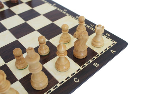 Šachmatų rinkinys iš šviesaus medžio su kontrastiniu tamsiu krašteliu, kampinė lenta ir aiškiai matomos figūrų detalės