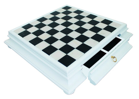 Šachmatų lenta su balto rėmo, juodai baltomis marmurinėmis langelėmis ir atidarytu stalčiuku saugojimui