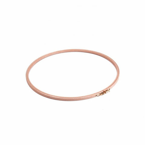 Siuvinėjimo lankelis medinis šviesiai rudos spalvos su metaline fiksavimo sagtimi, skirtas audiniams ir rankdarbiams