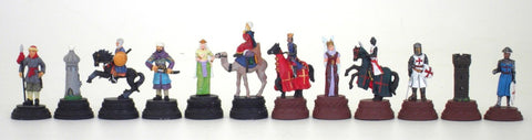 stalo žaidimo figūrėlės eilėje, priekinis planas — spalvoti viduramžių personažai ant juodų ir raudonų pjedestalų, komplektas