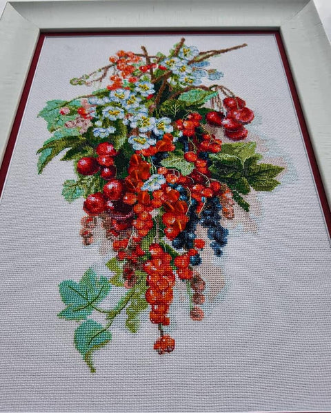 Siuvinėjimo kryželiu rinkinys "Saldžios uogos" Aida 16, 26x37 cm, Charivna Mit