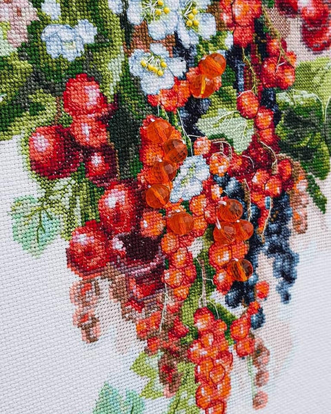 Siuvinėjimo kryželiu rinkinys "Saldžios uogos" Aida 16, 26x37 cm, Charivna Mit