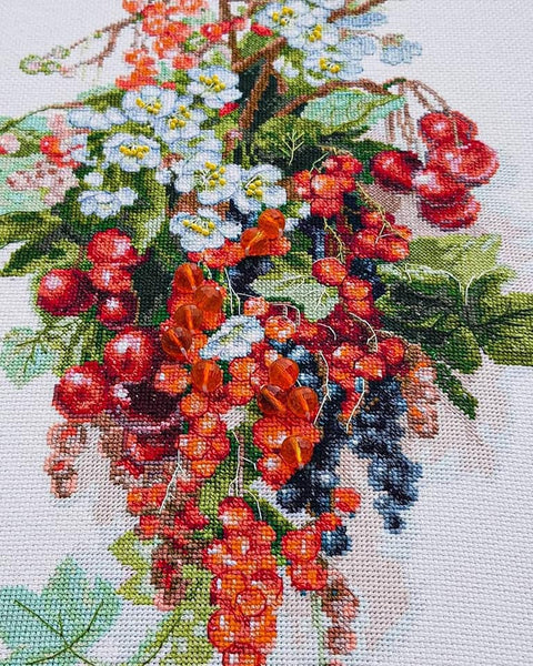 Siuvinėjimo kryželiu rinkinys "Saldžios uogos" Aida 16, 26x37 cm, Charivna Mit