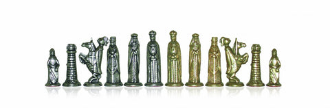 Šachmatų figūrėlės metalinės dviejų spalvų (sidabrinės ir aukso tonai), mažos detaliai išraižytos, išdėstytos vienoje eilėje priekinis planas