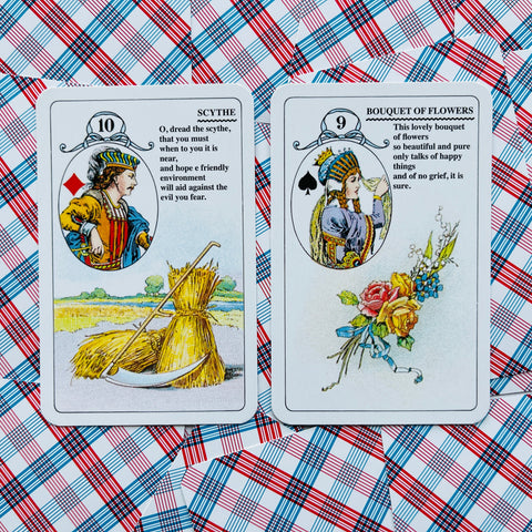 Lenormand kortos dviejų atvirų kortų rinkinys: pjautuvas ir puokštė ant raštuoto raudono-mėlyno nugarėlės fono.