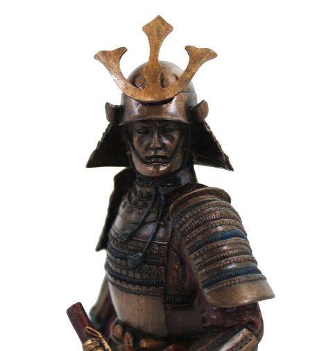 Samurajus statulėlė bronzinė, arti priartintas 3/4 kampu, matyti kabuto karūna ir detali šarvų tekstūra