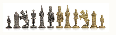 Šachmatų figūros metalinės sidabro ir aukso spalvos komplekte, išdėstytos panoramiškai eilėje, ryškiai matomos detalių ornamentikos skirtumai