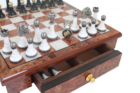 Šachmatų rinkinys su raudonmedžio lenta, baltomis metalizuotomis figūrėlėmis ir ištraukiama spintele jų laikymui