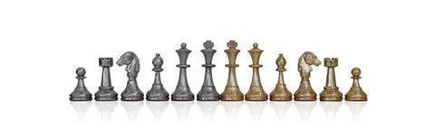 Šachmatai metaliniai, sidabro ir auksinės spalvų figūros linijoje, standartinio dydžio, priekinis planas su veidrodiniu atspindžiu
