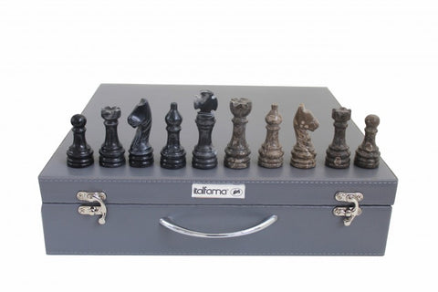 Šachmatų rinkinys Italfama su tamsiai ruda ir juoda figūromis ant pilko odinio lagamino, tvarkingai išdėstytas