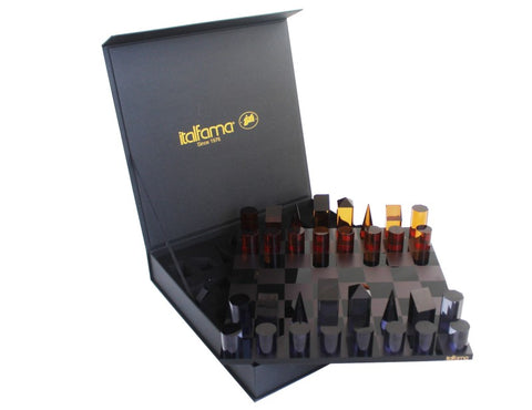 Šachmatų rinkinys Italfama atidarytoje juodoje dovanų dėžėje su geometrinėmis konjako ir tamsiai mėlynomis akrilo figūromis