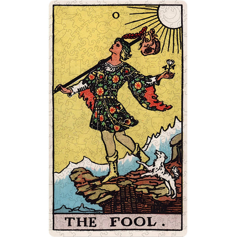 Tarot korta Kvailys Rider–Waite stiliaus, gelsvas fonas, figūra ant uolos su baltu šunimi ir maišu per petį