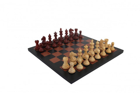Šachmatai mediniai su šviesiomis ir tamsiomis figūrėlėmis ant juodai‑rudos lentos, kampinis pilnas išdėstymas