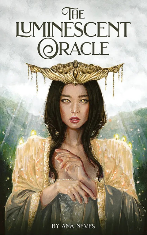 Orakulo kortos Luminescent Oracle — Ana Neves viršelio portretas su auksine karūna ir švytinčia apranga