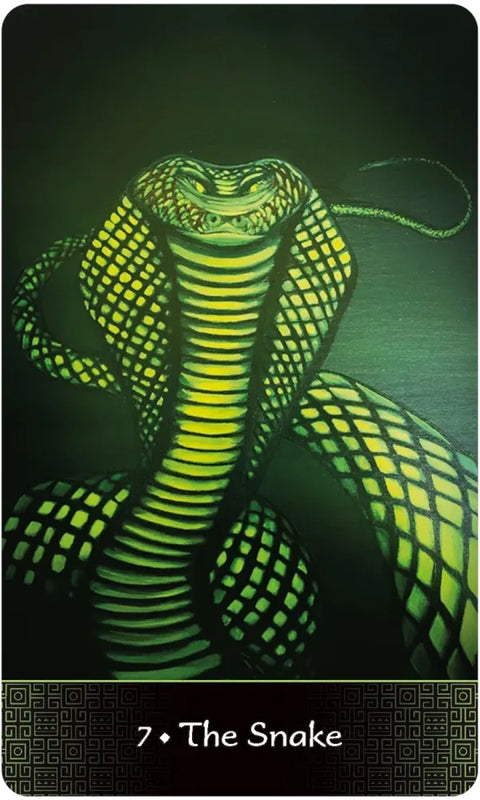 Tarot korta "The Snake" — neoninės žalsvos kobros piešinys su išskleista gaubta, juodas fonas, portreto orientacija ir kortos numeris apačioje