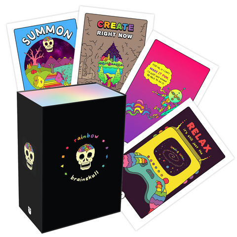 Kortų rinkinys su juodu dėklu ir spalvingu Rainbow Brainskull logotipu, penkios unikalios iliustruotos kortos fanuotu išdėstymu