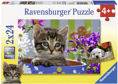 Dėlionė Ravensburger 2x24 su katinėliu mėlyname vazonėlyje tarp baltų ir violetinių gėlių, skirta 4+ vaikams