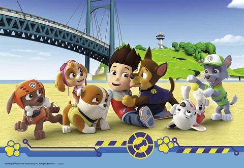 PAW Patrol plakatas su ryškiais personažais prie tilto — Ryderis ir keli šuniukai ant paplūdimio, horizontalus dizainas vaikų kambariui
