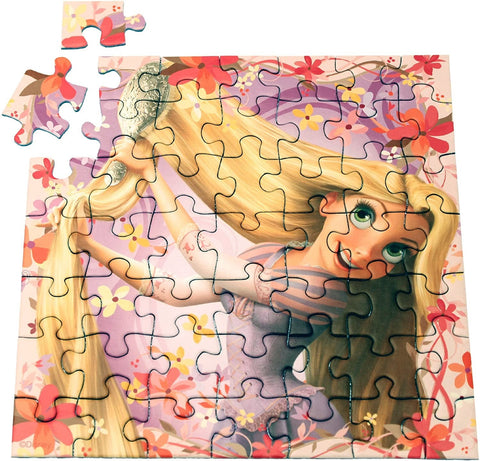 Dėlionė Disney Rapunzel pastelinių violetinių ir rožinių tonų fone su gėlėmis, surinkta 35 dalių versija