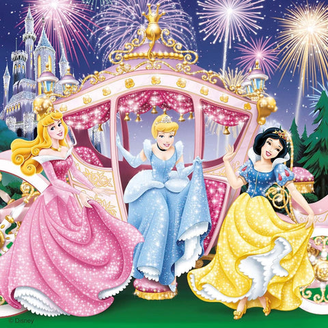 Disney princesių plakatas su Pelenė, Aurora ir Snieguolė prie karietos, blizgančios suknelės ir fejerverkų fonas