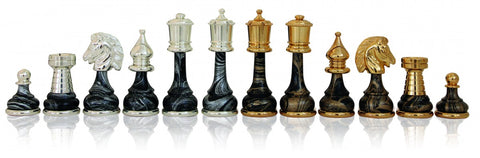 šachmatų figūros pilnas rinkinys su juodais marmuriniais pagrindais ir sidabro bei aukso metalinėmis galvutėmis, frontalus vaizdas