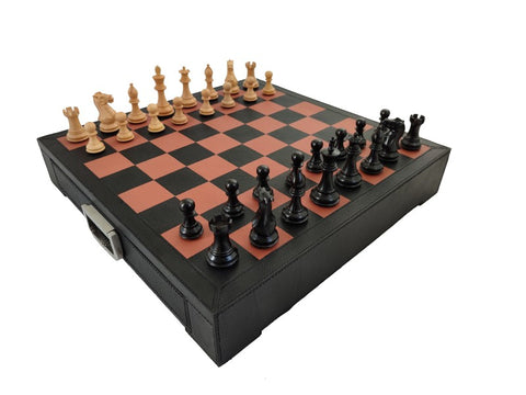 Šachmatų rinkinys su juodu odiniu dėklu ir raudonai rudomis langelėmis, medinės šviesios ir juodos figūros, užsegamas krepšys matomas priekyje
