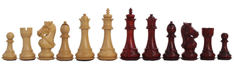 Šachmatai medinės šviesios ir tamsios figūros komplekte, išdėstytos eilėje nuo pėstininko iki karaliaus