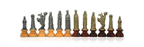 VIDURAMŽIAI: metalinės/medinės šachmatų figūros. Aukštis: 8,1cm., diametras: 2,7cm.