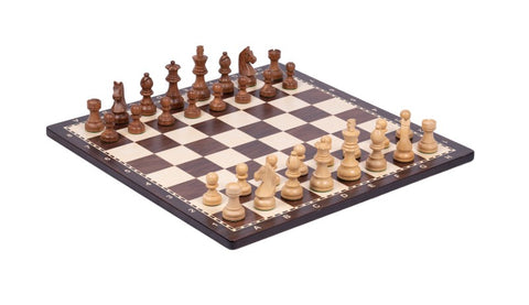 Šachmatai mediniai, tamsios ir šviesios figūros ant koordinatėmis pažymėtos lentos, klasikinė pradinė pozicija, 45° kampu