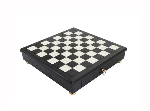 Šachmatų lenta juodos dėžutės su baltais langeliais, sulankstoma, su aukso kojelėmis ir užraktu, pasvirusiu kampu