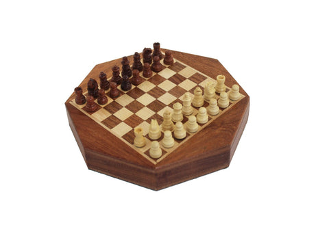 MAŽI magnetiniai mediniai šachmatai su išskirtinės formos rankų darbo lenta. Diametras 16cm., karalius: 1,8cm.